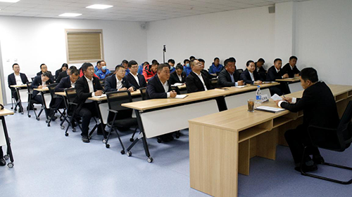 公司黨委副書記、工會主席紀景臣為景區(qū)運營一線黨員、積極分子講黨課